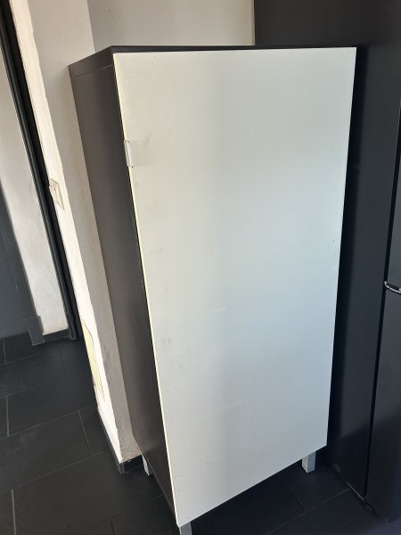 Schrank 60 cm breit  - Schwarzer Korpus - weiße Tür