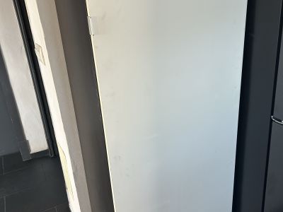 Schrank 60 cm breit  - Schwarzer Korpus - weiße Tür