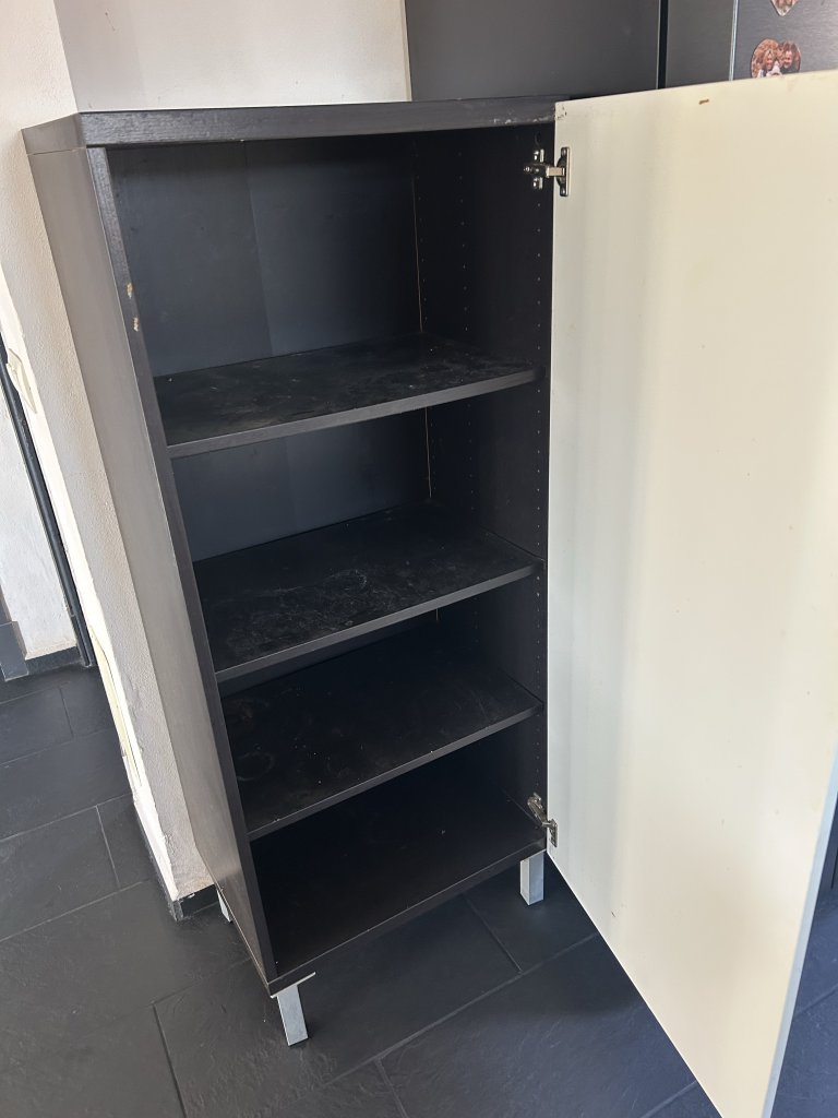 Schrank 60 cm breit  - Schwarzer Korpus - weiße Tür