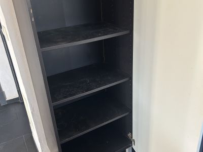 Schrank 60 cm breit  - Schwarzer Korpus - weiße Tür