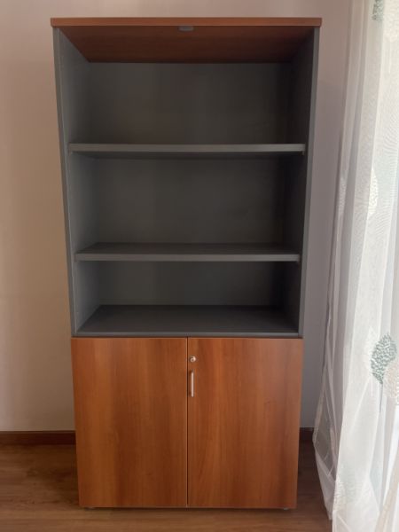 Schrank mit Türen