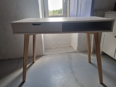 Schreibtisch