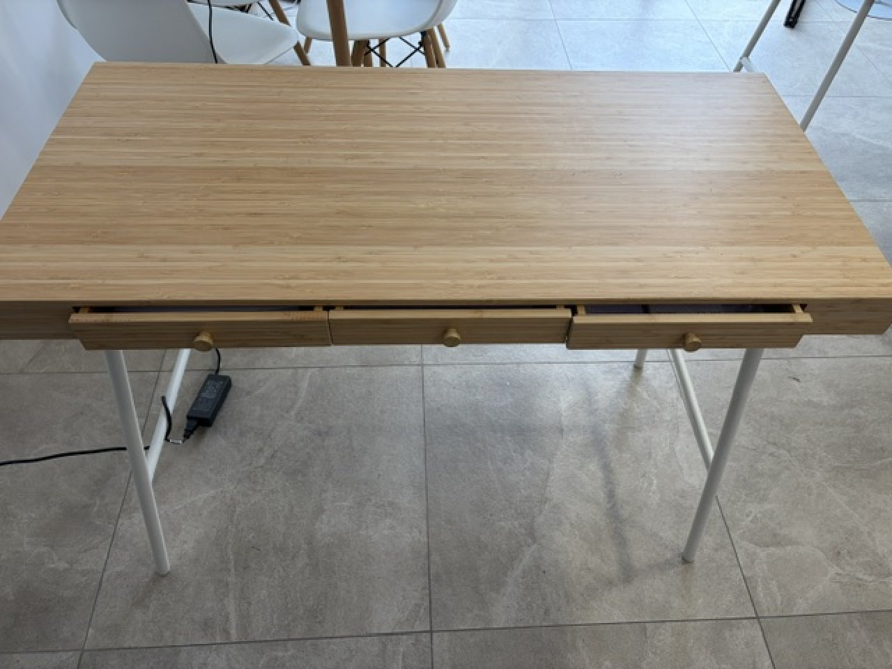 Schreibtisch aus Holz und weißem Metall