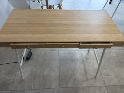 Schreibtisch aus Holz und weißem Metall