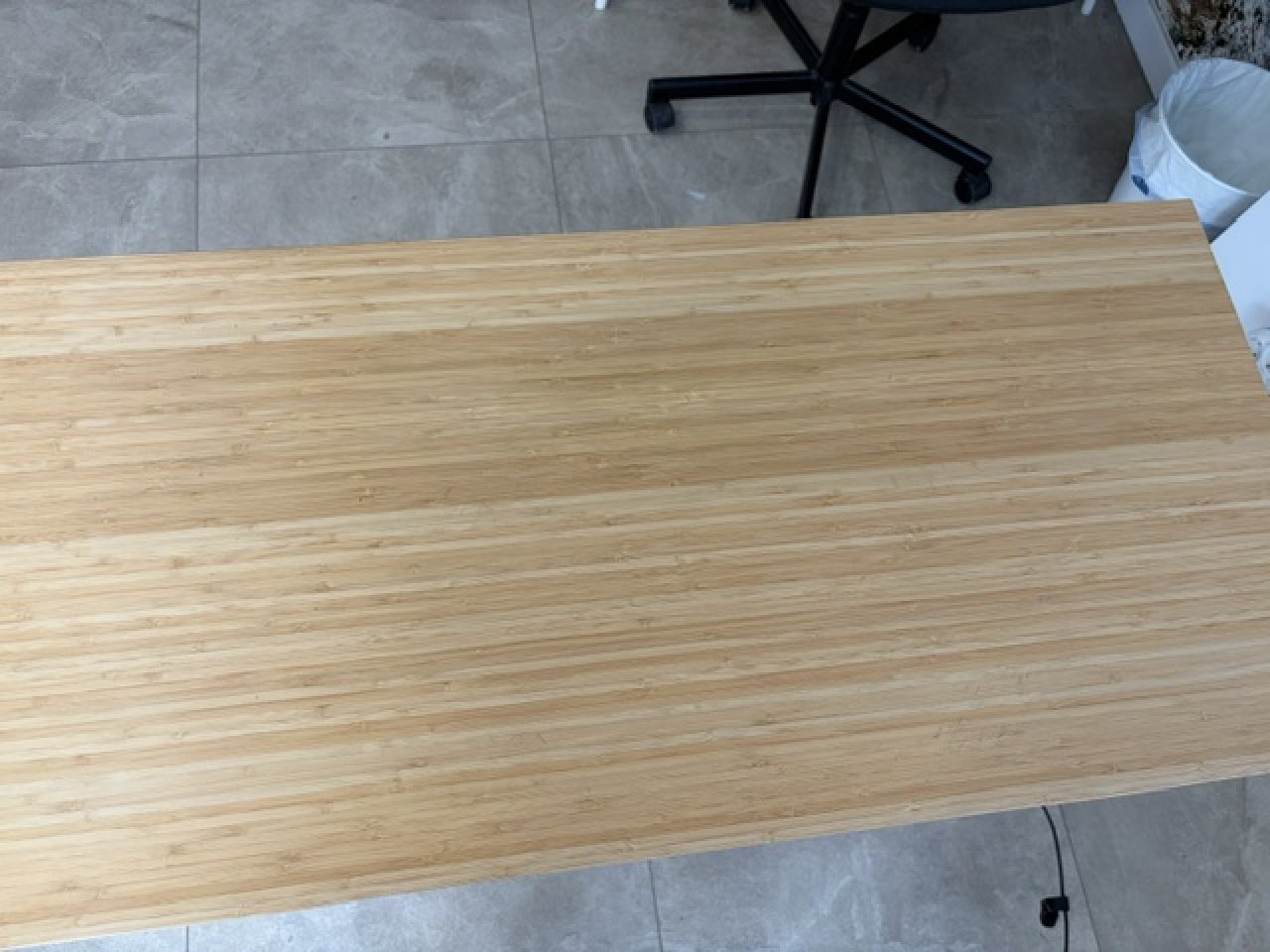 Schreibtisch aus Holz und weißem Metall