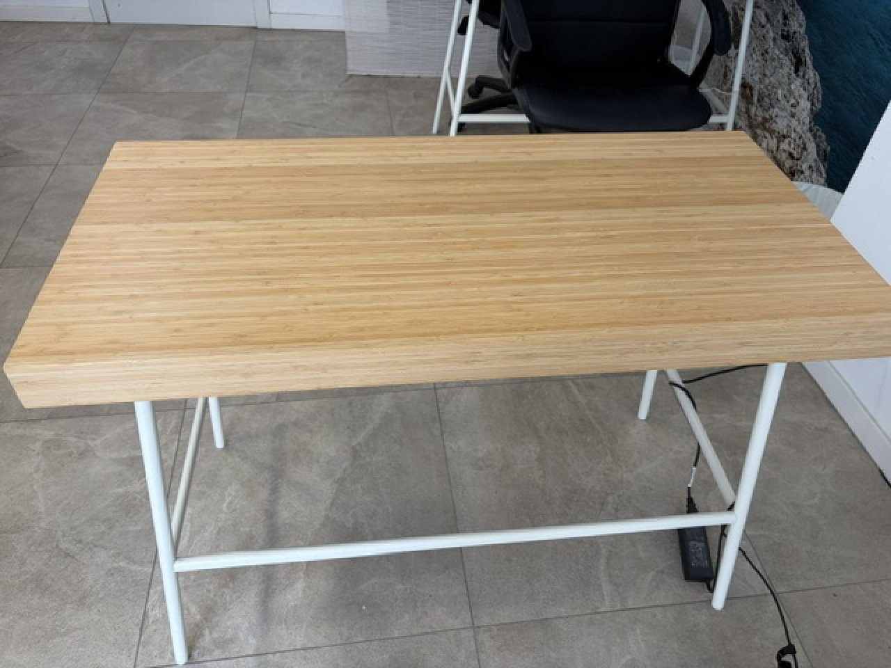 Schreibtisch aus Holz und weißem Metall