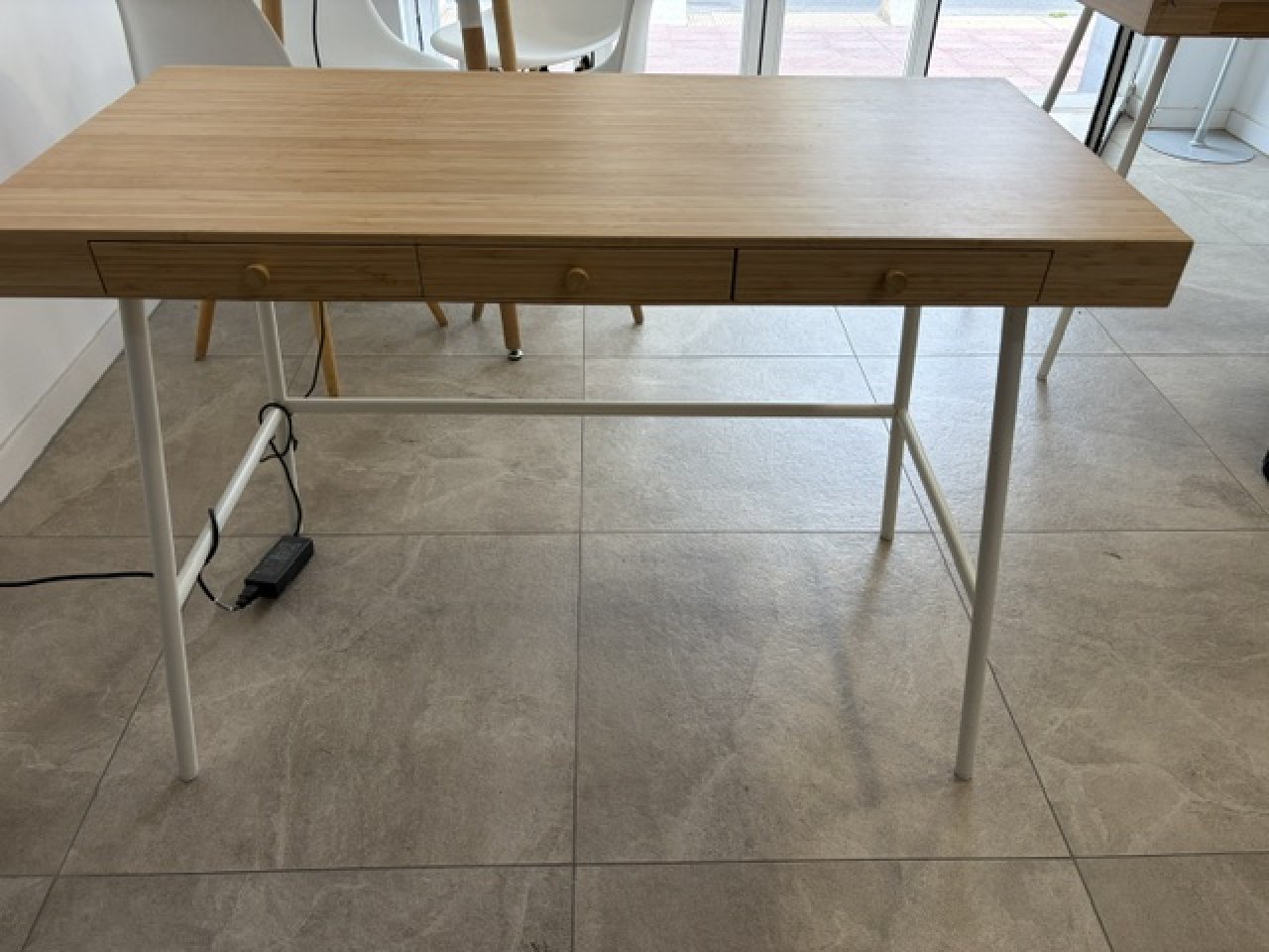 Schreibtisch aus Holz und weißem Metall