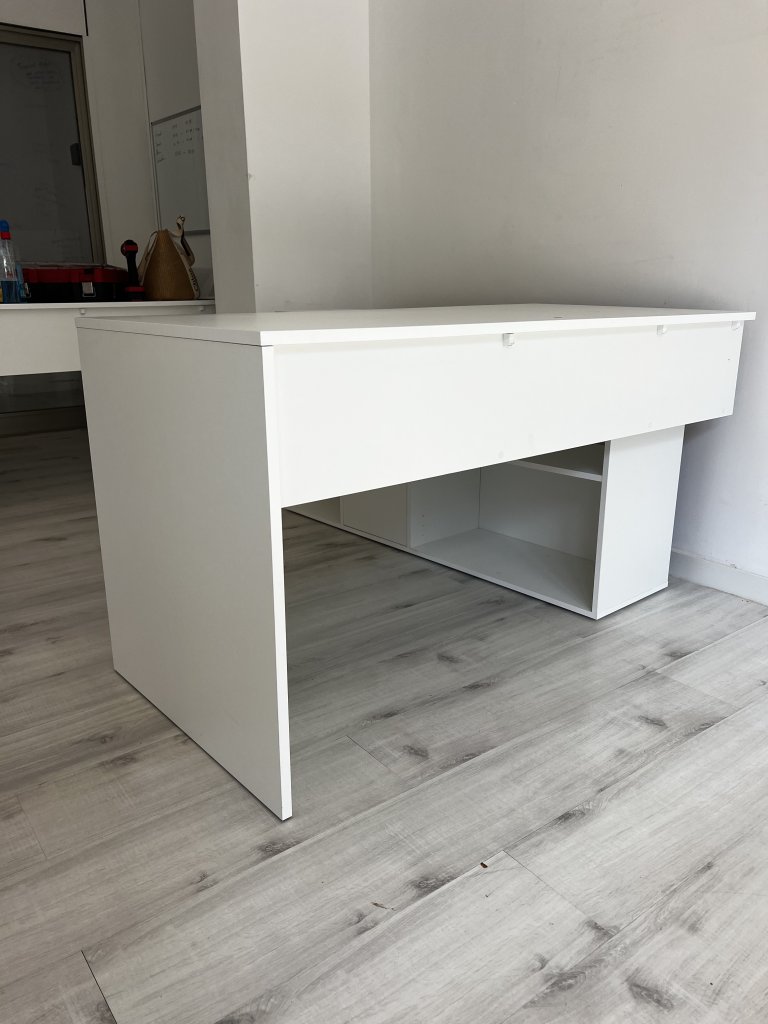 Schreibtisch mit Eckregal, weiß