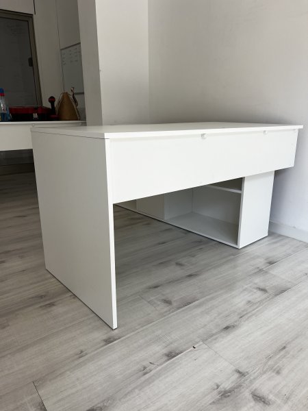 Schreibtisch mit Eckregal, weiß