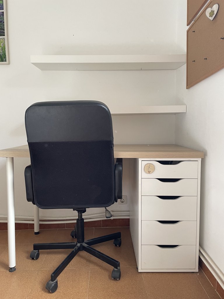 Escritorio con cajonera y silla