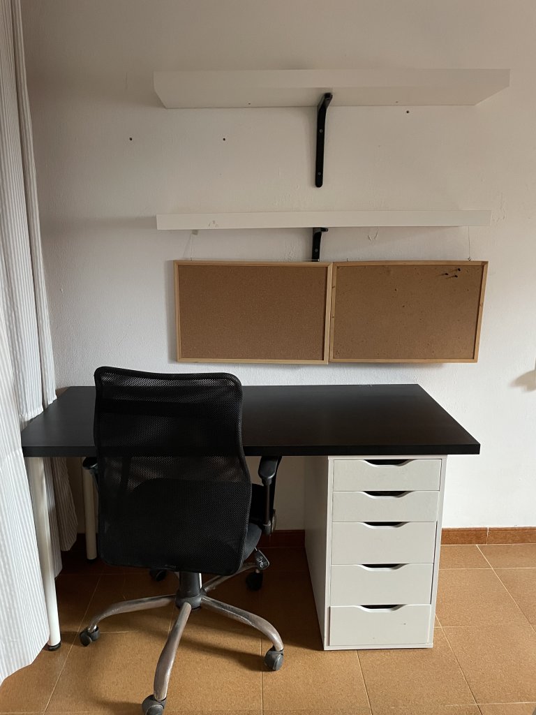 Escritorio con cajonera y silla