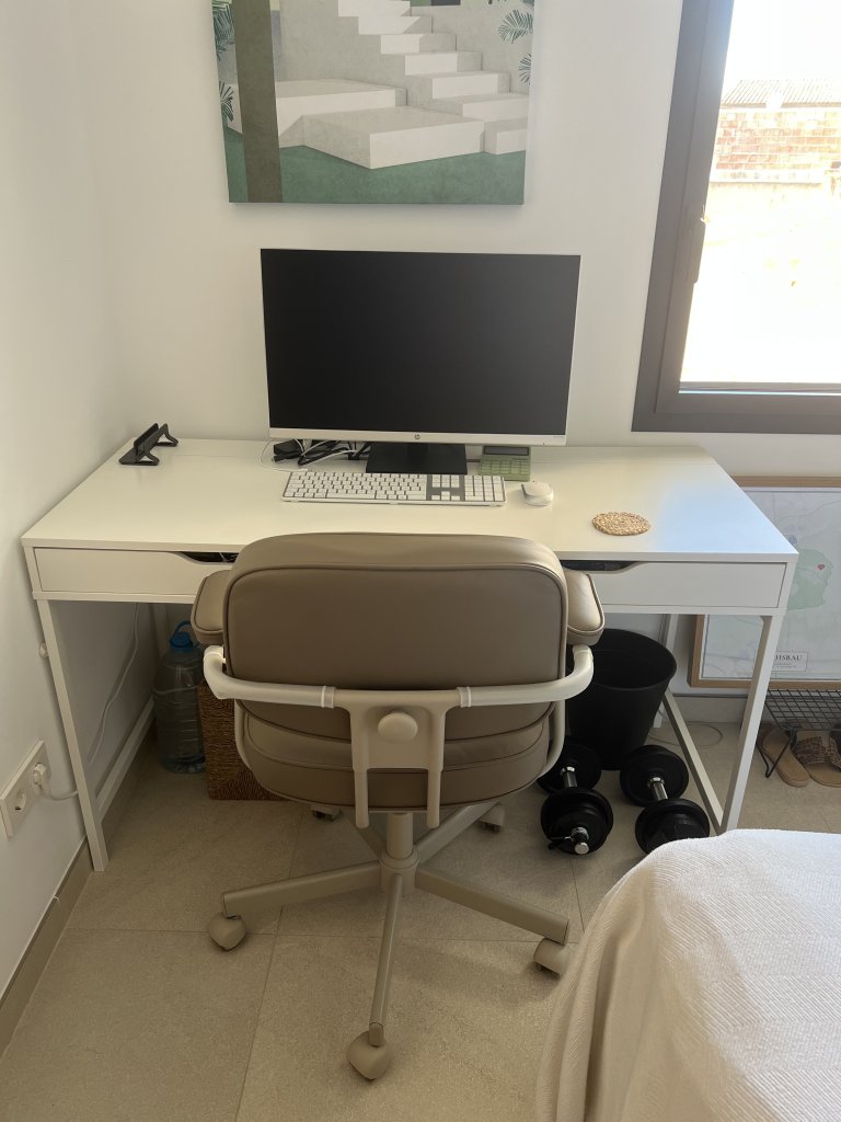 Schreibtisch mit Stuhl von IKEA