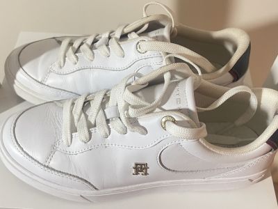 Schuhpaket  5 Paar Damenschuhe, Gr. 37  Tommy Hilfiger, Sorel, Tamaris u.a. neu oder neuwertig