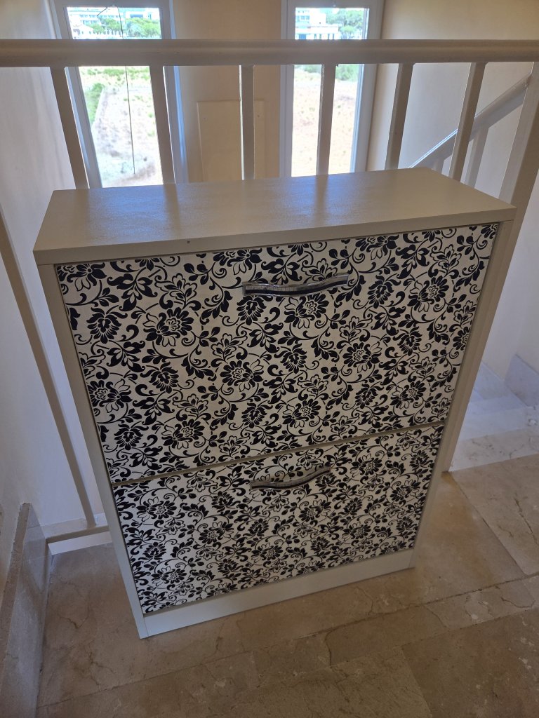 Shoe cabinet