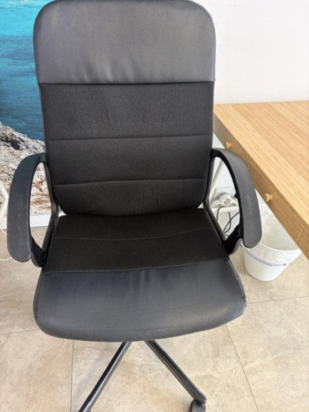 Schwarzer oder beiger Drehstuhl für das Büro in verschiedenen Modellen