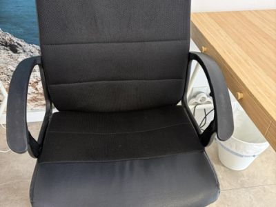 Schwarzer oder beiger Drehstuhl für das Büro in verschiedenen Modellen