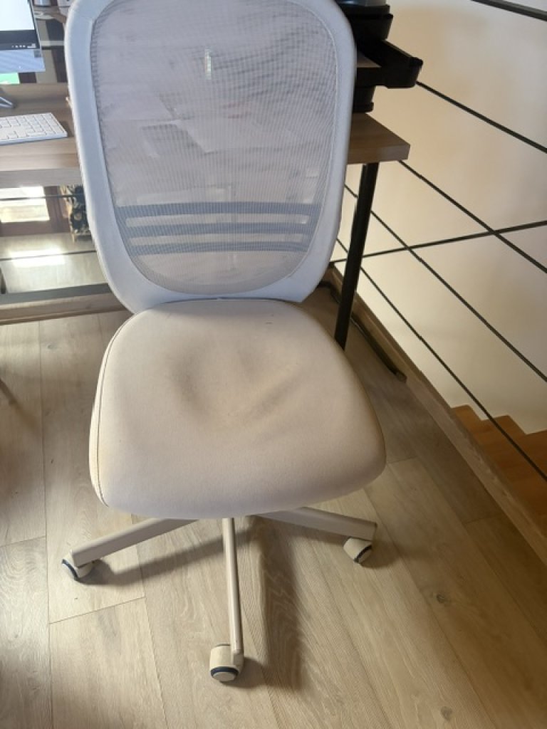 Schwarzer oder beiger Drehstuhl für das Büro in verschiedenen Modellen