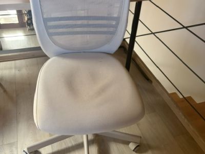Schwarzer oder beiger Drehstuhl für das Büro in verschiedenen Modellen