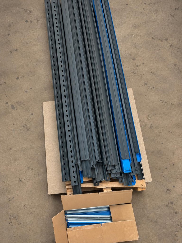 Schwerlastregale in Anthrazit und Blau