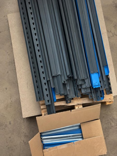 Schwerlastregale in Anthrazit und Blau