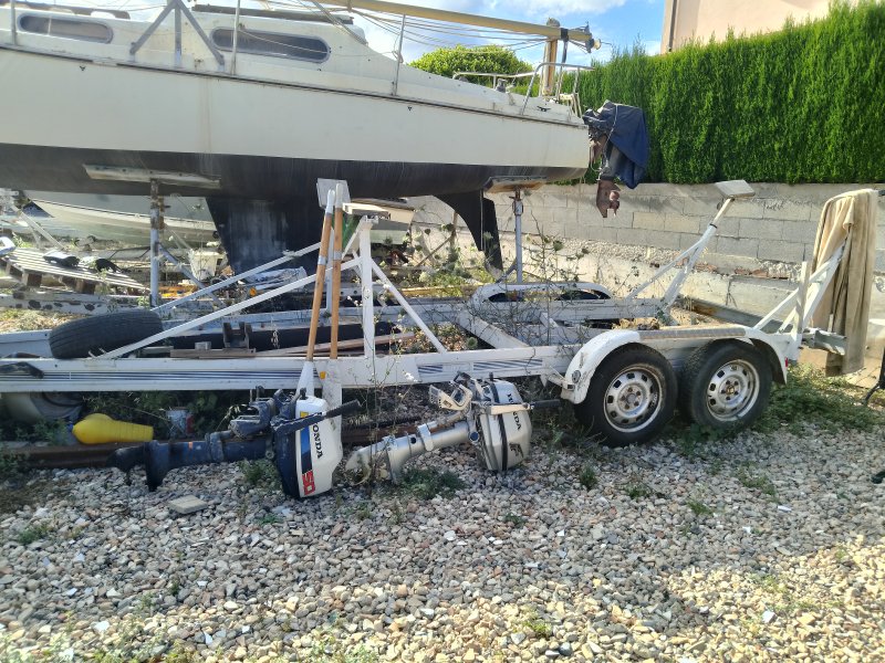 Segelboot mit Trailer und Ankerplatz