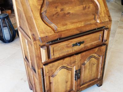 Secretaire (writing desk)
