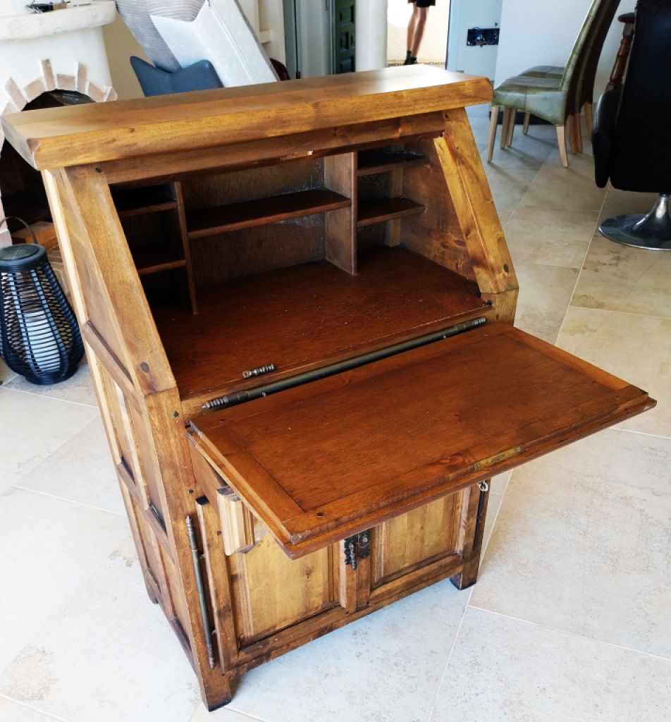 Secretaire (writing desk)