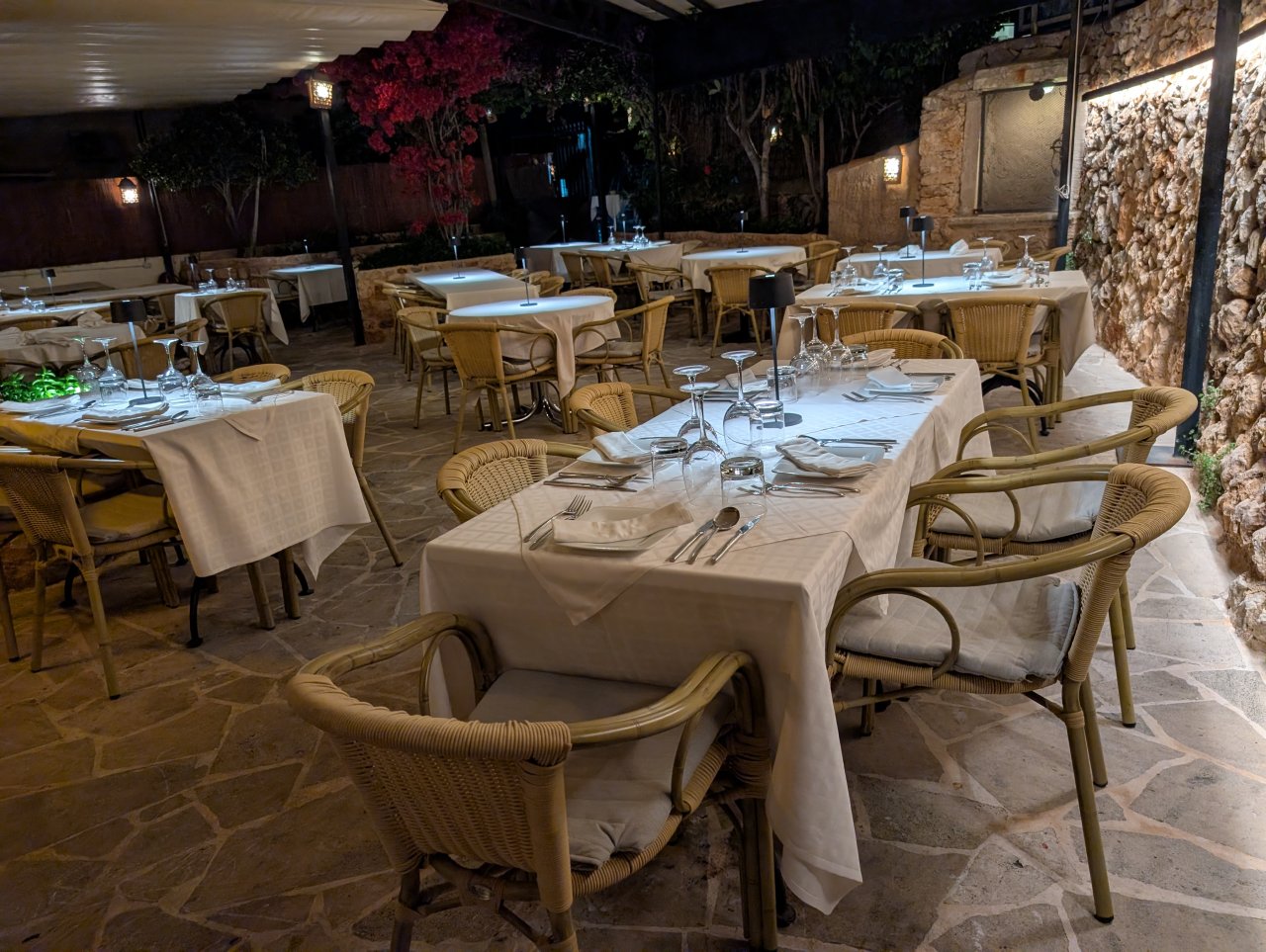 Part-time waitstaff & bartender wanted