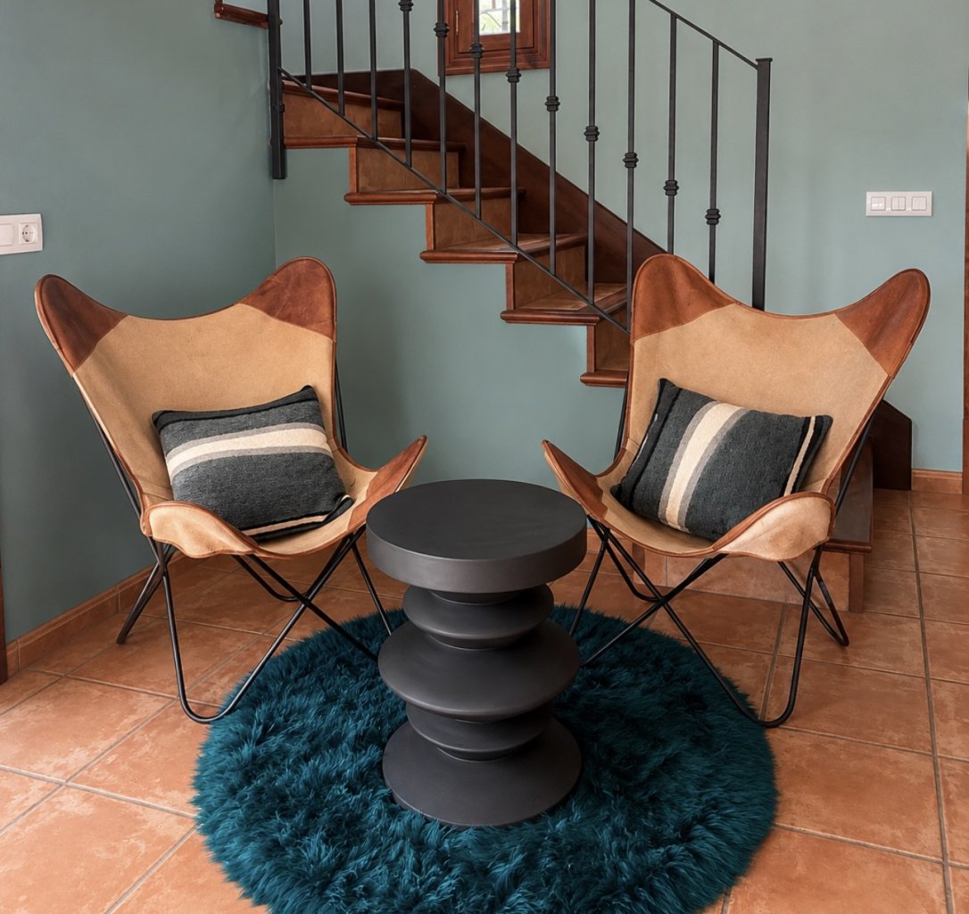 Sessel Tisch Teppich Kissen
