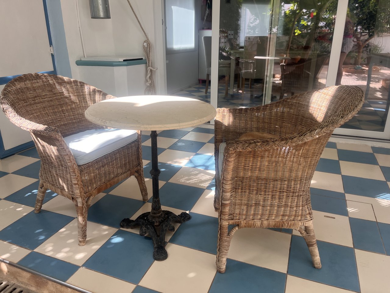Set mit 4 Rattansesseln