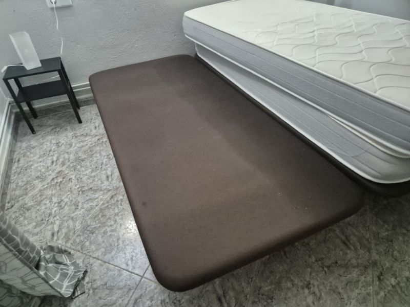 Set Schlafzimmer Bett, Nachttisch, Lampen