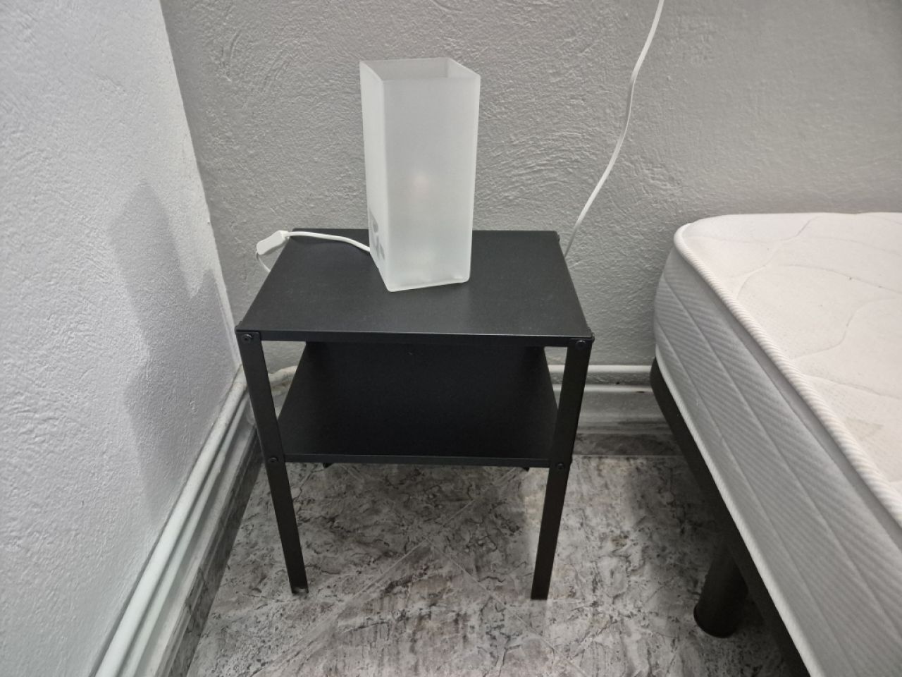 Set Schlafzimmer Bett, Nachttisch, Lampen