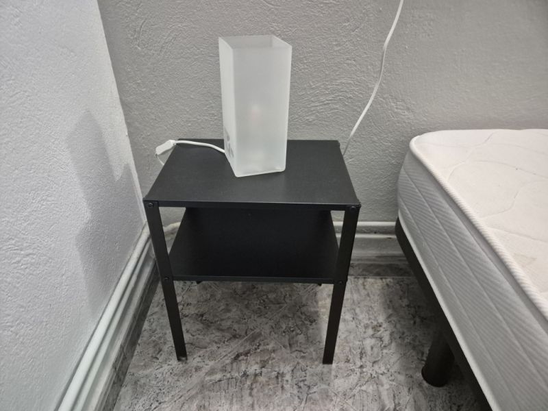 Set Schlafzimmer Bett, Nachttisch, Lampen