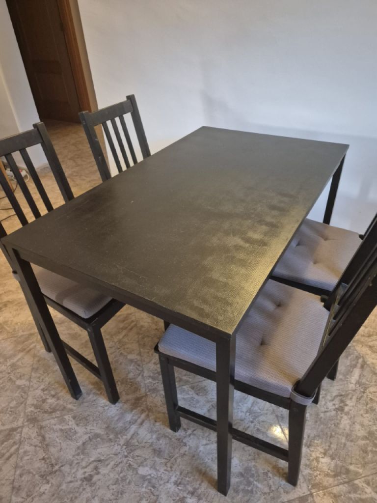 Conjunto de mesa y 4 sillas