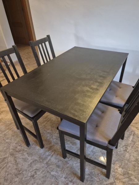 Conjunto de mesa y 4 sillas