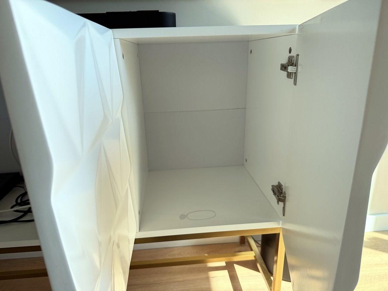 Sideboard weiß mit 3D-Front und Goldgestell