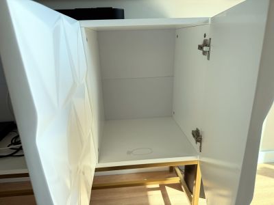 Sideboard weiß mit 3D-Front und Goldgestell