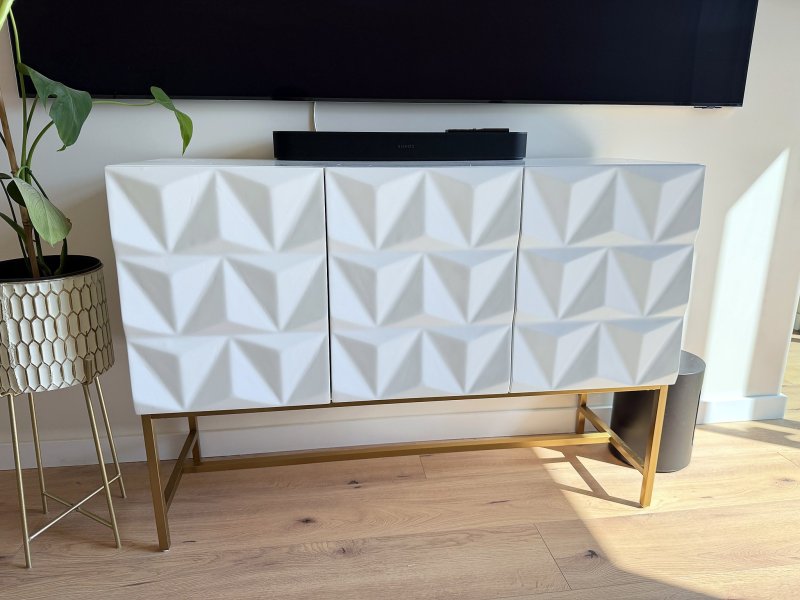 Sideboard weiß mit 3D-Front und Goldgestell