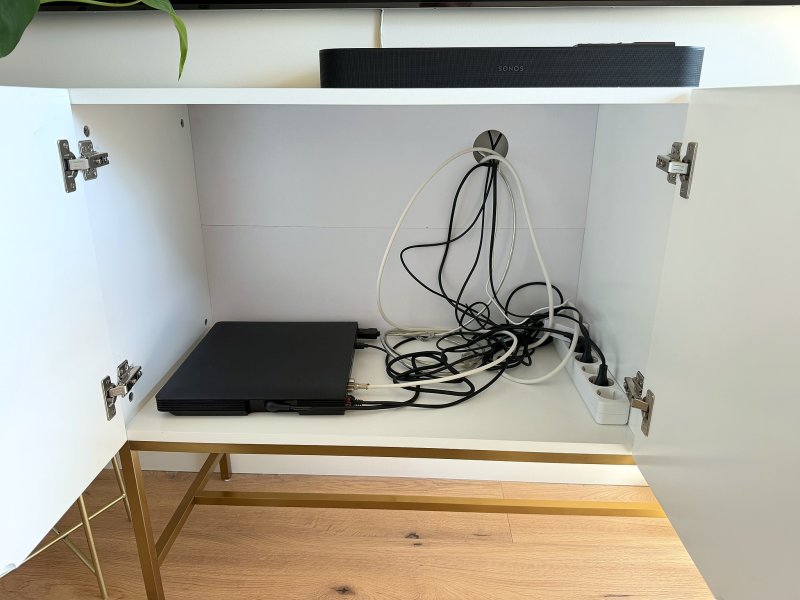 Sideboard weiß mit 3D-Front und Goldgestell