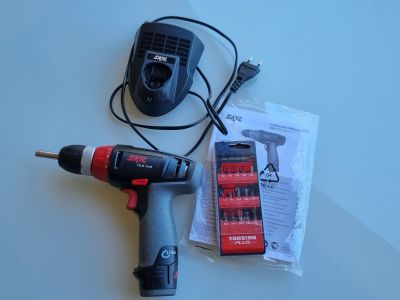 SKIL Akku-Bohrschrauber mit Ladestation & 15-tlg. Bit-Set