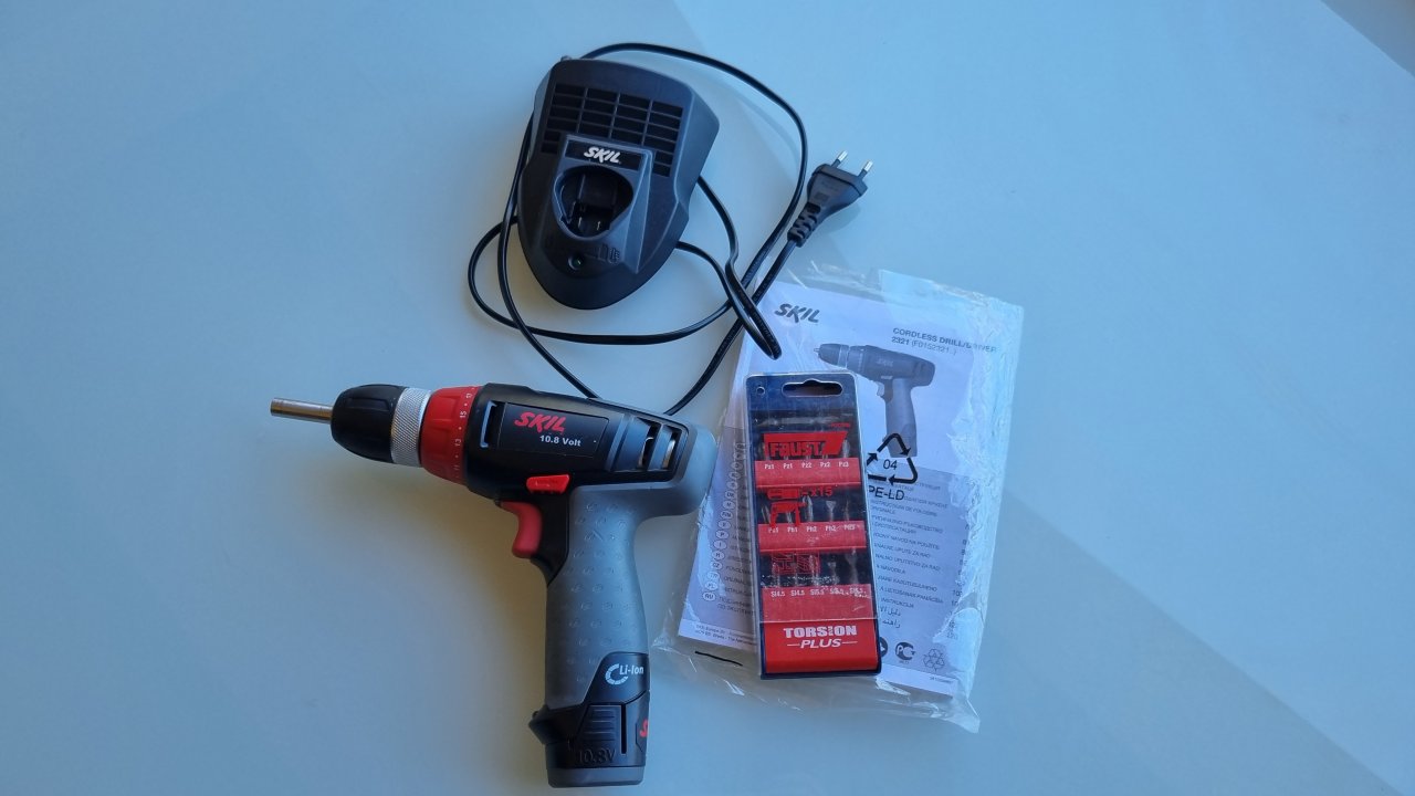 SKIL Akku-Bohrschrauber mit Ladestation & Bit-Set