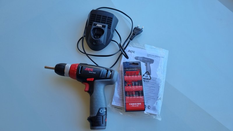 SKIL Akku-Bohrschrauber mit Ladestation & Bit-Set