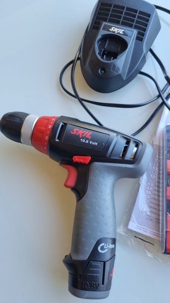 SKIL Akku-Bohrschrauber mit Ladestation & Bit-Set
