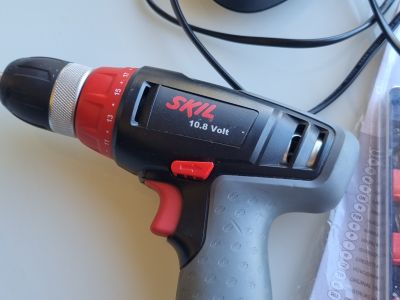 SKIL Akku-Bohrschrauber mit Ladestation & Bit-Set