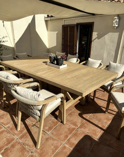 SKLUM Dubai  großer Outdoor-Esstisch mit 12 Stühlen aus Akazienholz