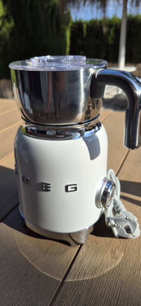 SMEG MFF11WHEU Milchaufschäumer weiß (NP: 200 €)