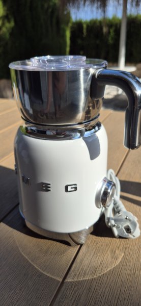 SMEG MFF11WHEU Milchaufschäumer weiß (NP: 200 €)
