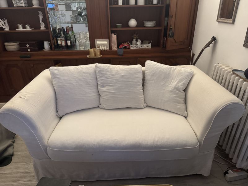 Sofa white 2-seater (in Palma)