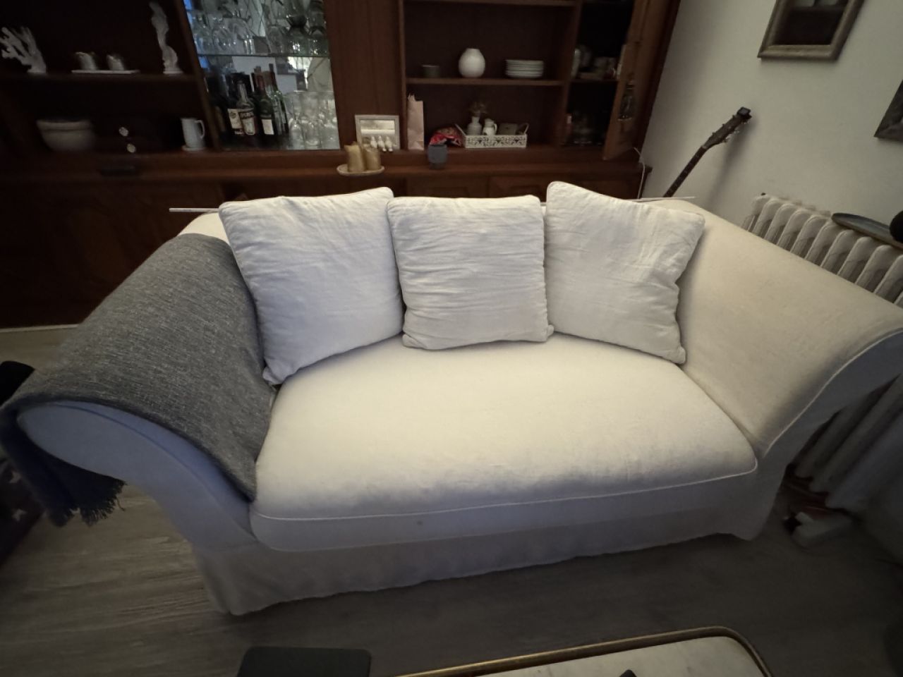 Sofa white 2-seater (in Palma)