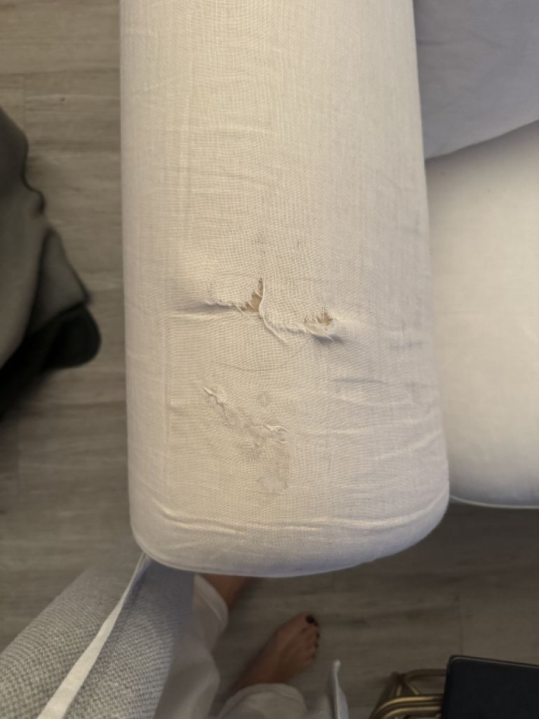 Sofa white 2-seater (in Palma)